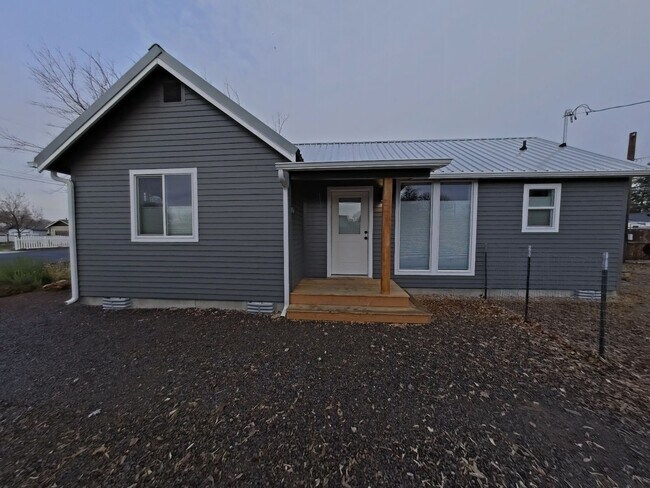 Building Photo - Lovely Remodeled 2 Bedroom Home in the hea...