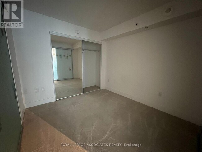 Photo du bâtiment - 955-955 Bay St.