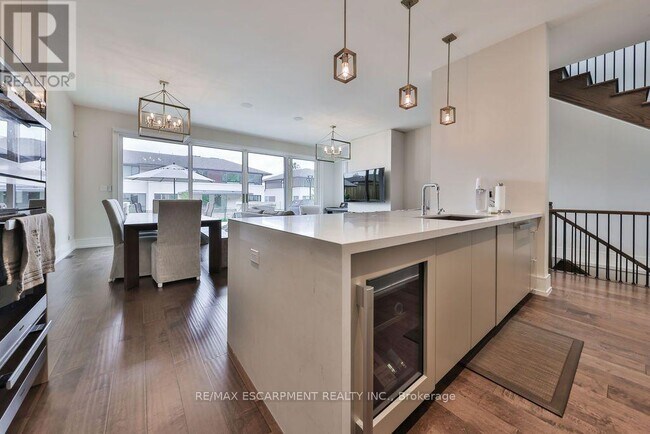 Photo du bâtiment - 10 Maple Grove Dr