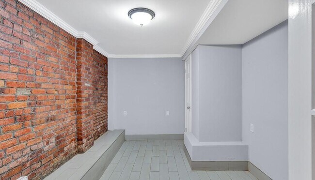 Building Photo - 118 E 7th St