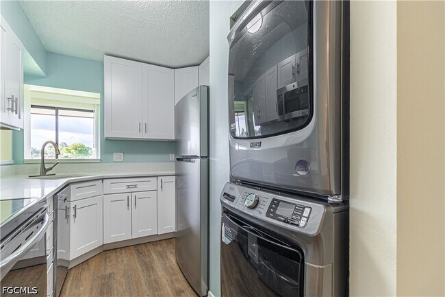 Foto del edificio - 7410 Lake Breeze Dr