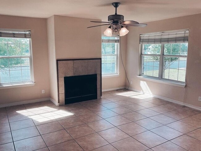 Building Photo - 201 Green Oaks Loop