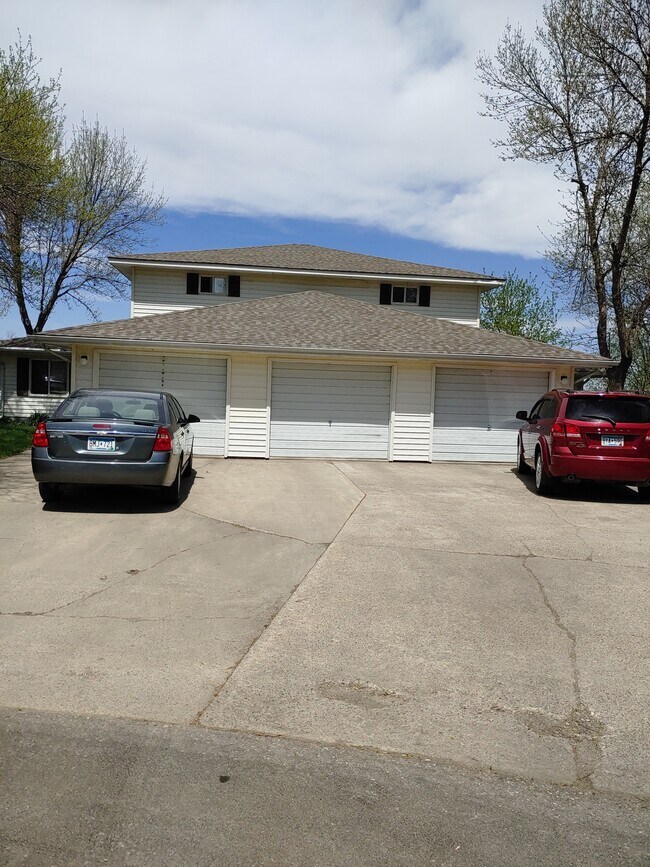 Front of building - 1005 Emerald Ct
