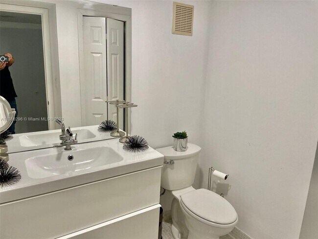 Foto del edificio - 16500 Golf Club Rd