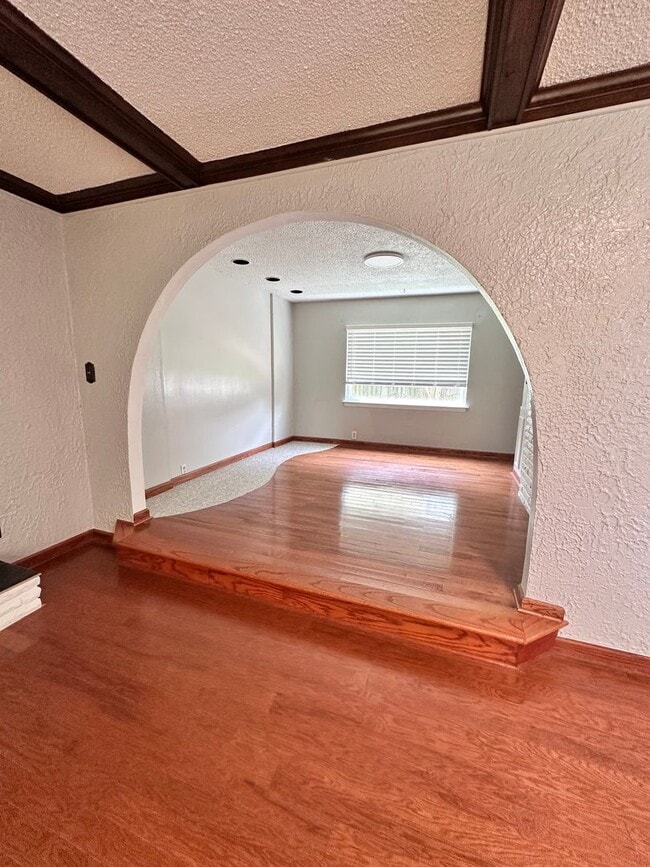 Building Photo - Pembroke Manor-4 bedroom 2.5 bath Single f...