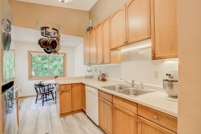 Building Photo - 5321 Beachside Dr