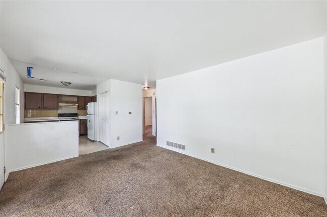 Foto del edificio - 353 W H St