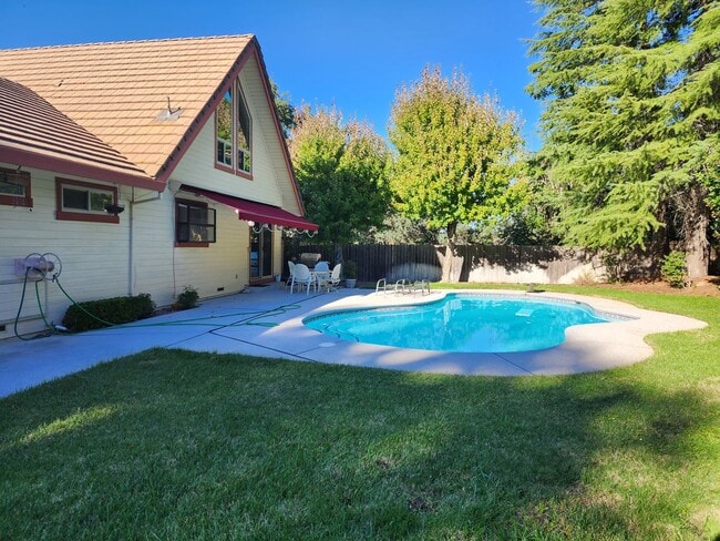 Building Photo - Sunset Terrace Home with POOL & LOFT + own...