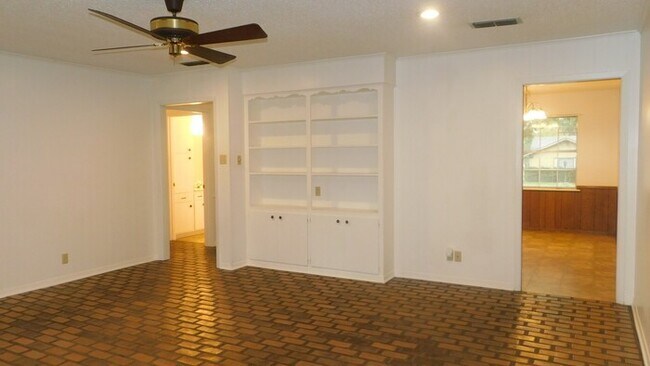 Building Photo - 8315 Oxford Dr