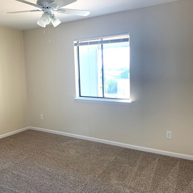 Foto del edificio - COMPLETELY UPDATED 2 Bedroom 1.5 bath town...