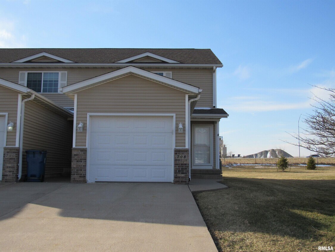 Primary Photo - 708 Prairie Meadow Dr