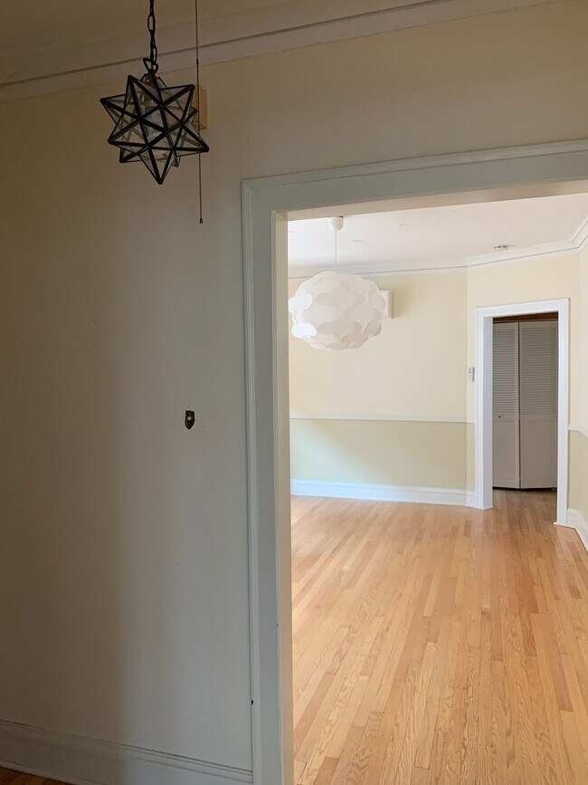 Excelente espacio y luz, entrada a la sala de comedor CON aire acondicionado - 4938 N Washtenaw Ave