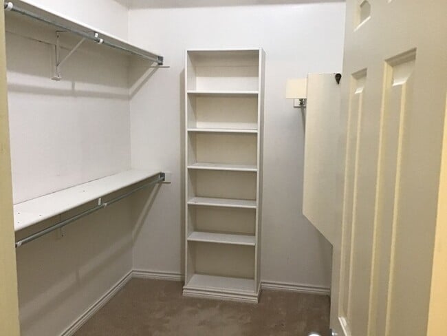 Foto del edificio - Coming Soon!!! 4/2/2 with Fireplace!