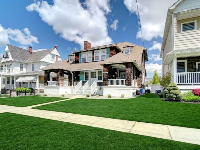 Building Photo - 208 8th Ave
