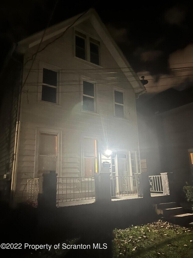 Primary Photo - 437 S River St