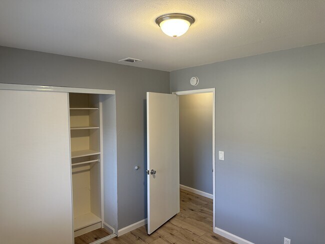 Building Photo - 7060 Brighton Dr