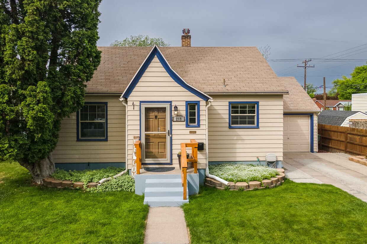 Primary Photo - 219 S 10th Ave