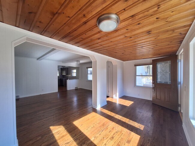 Building Photo - Your families next home is here!!