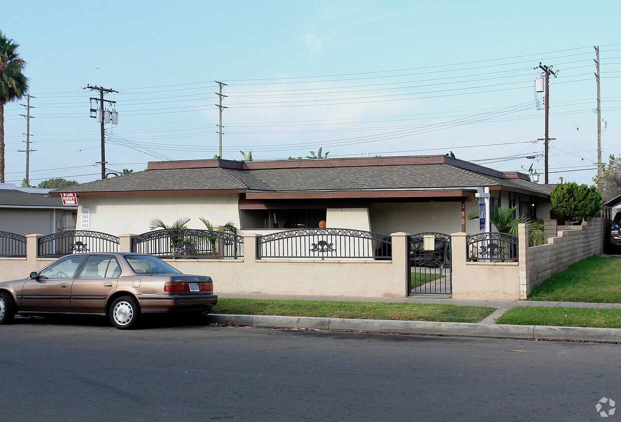 Foto del edificio - 380-386 N Oak St