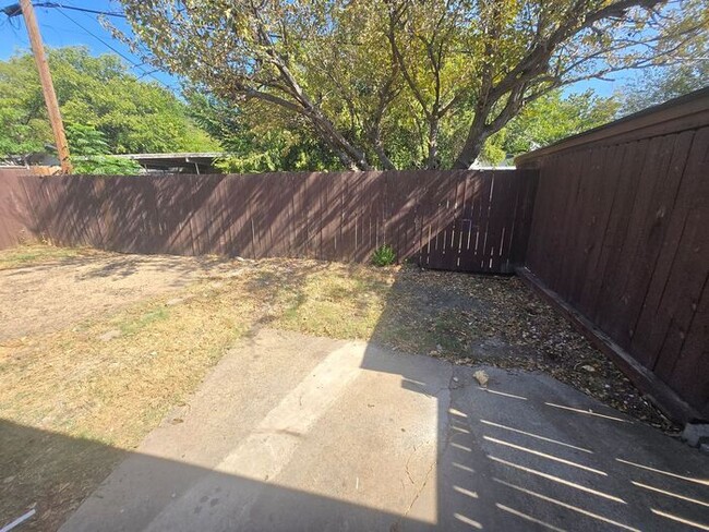 Foto del edificio - 3 Bedroom/2 Bathroom/1 Covered Parking Places - Remodeled