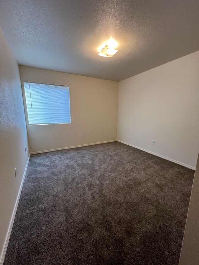 Building Photo - Two Bedroom, One Bathroom Apartment