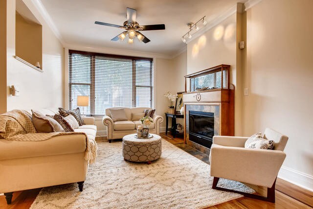 Sala de estar del primer piso - 1816 W Newport Ave