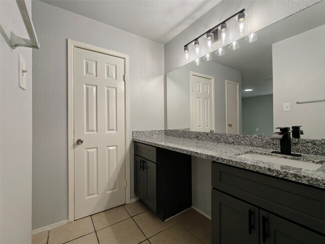 Building Photo - 8034 Antoine Dr