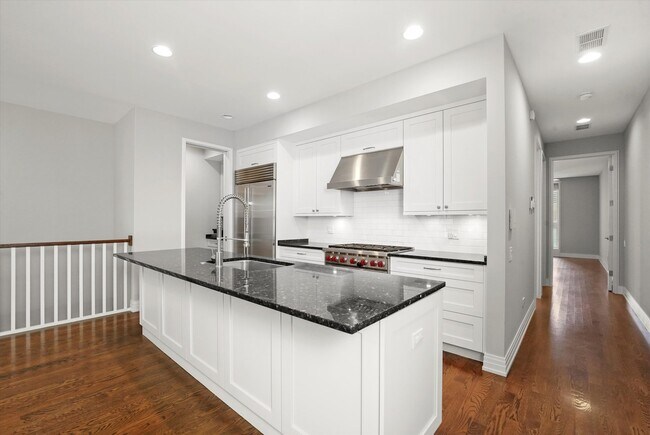 Foto del edificio - 2755 N Lakewood Ave