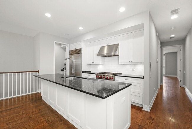 Building Photo - 2755 N Lakewood Ave