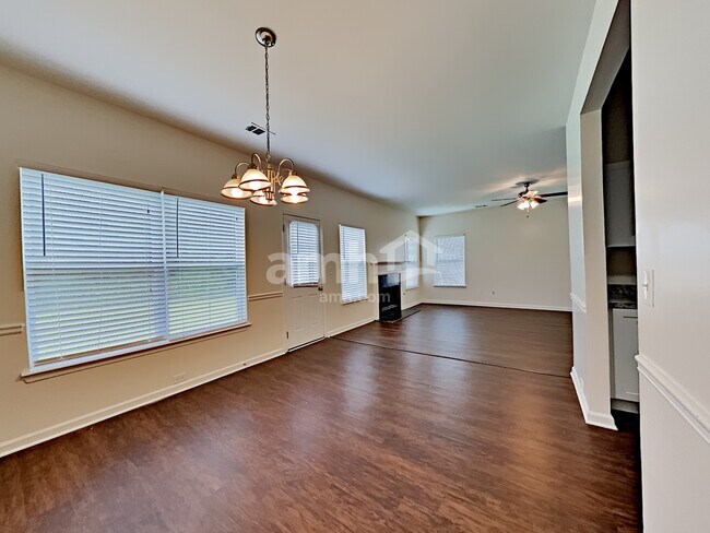Foto del edificio - 2425 Valley Creek Dr