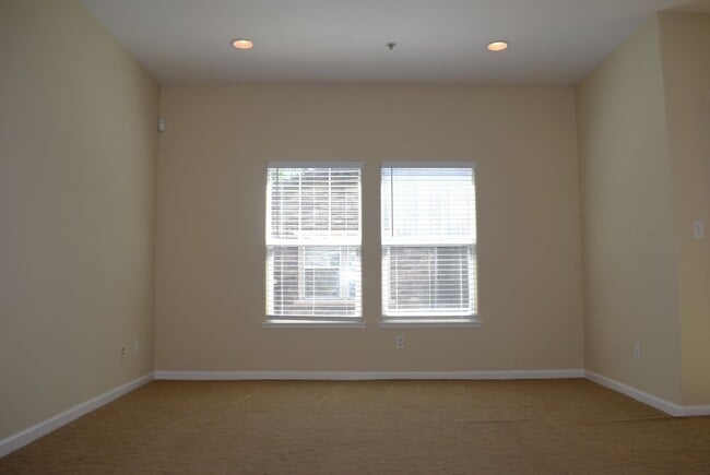 Building Photo - 3301 N Park Dr
