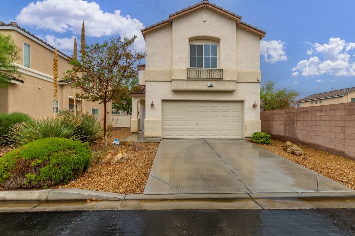 Primary Photo - NW 3 bedroom with paver patio
