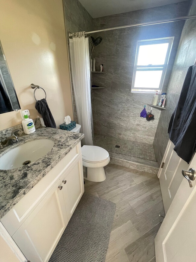 Foto del edificio - 2136 Deerpark Dr