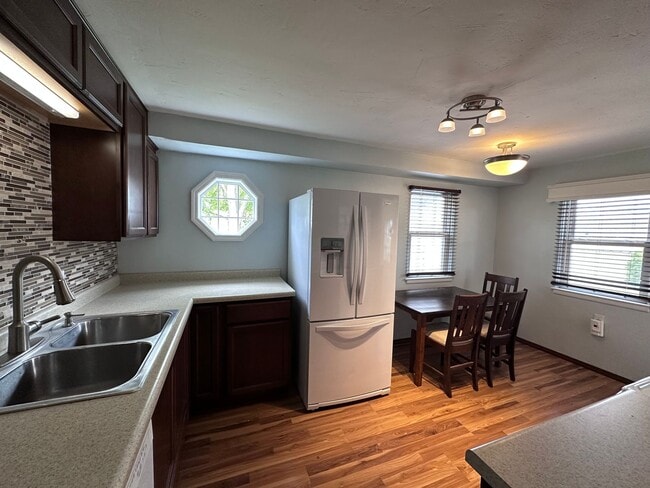 Building Photo - SPACIOUS 2 BEDROOM 1 BATH HOME