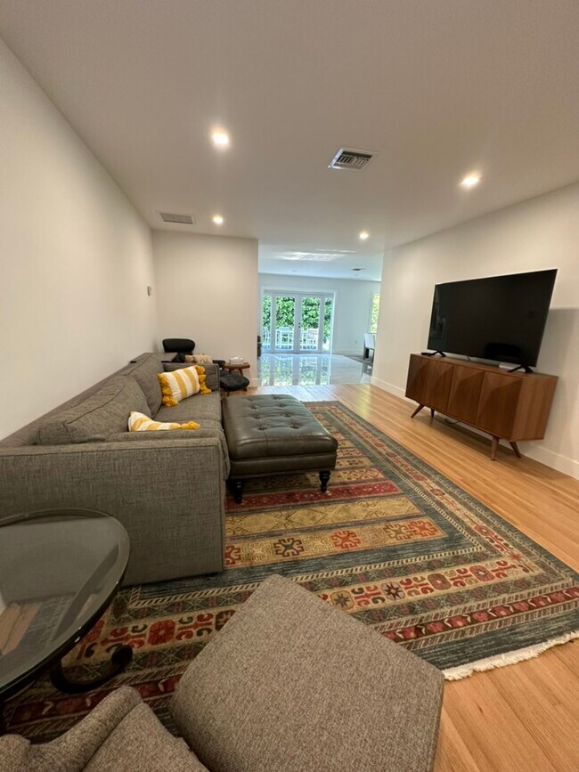 Foto del edificio - 1511 Robbia Ave