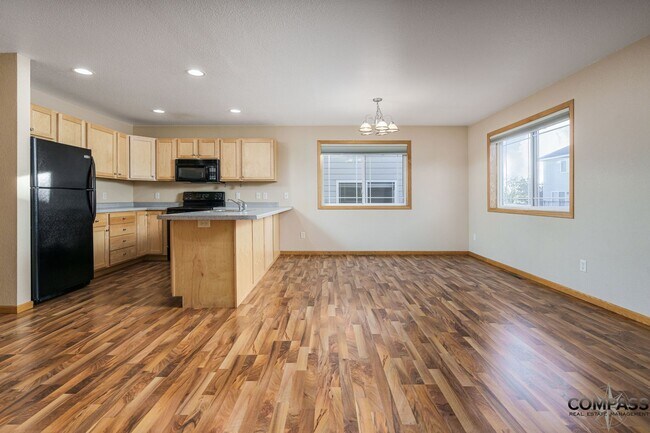 Foto del edificio - SPACIOUS UPDATED TOWNHOME WITH IN-UNIT LAU...