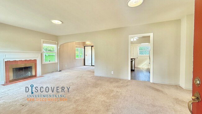 Building Photo - Attractive Mid-Century Modern Dimond Distr...