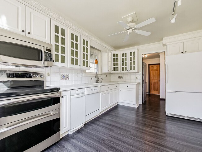Building Photo - LOCATION, LOCATION, LOCATION!!! Royal Oak ...