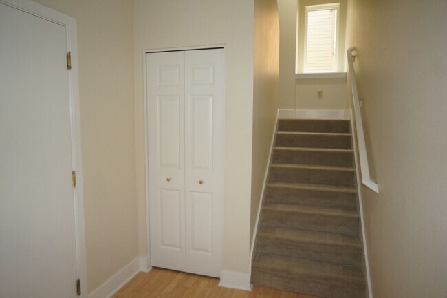Foto del edificio - Beautiful 2 bedroom Belmont Condo. 3 Stories, 1 car garage, open floor plan, a/c. Amazing unit!