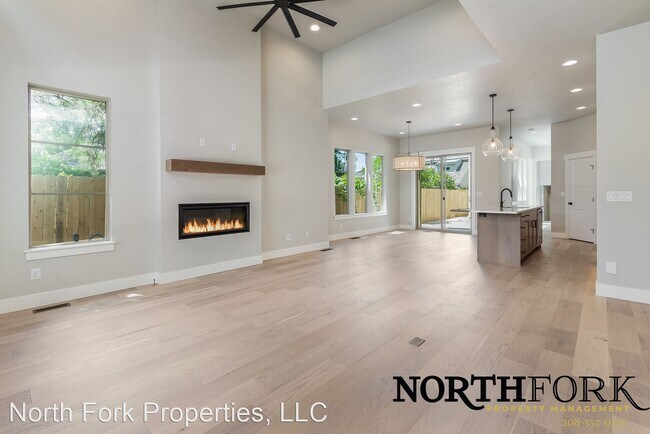 Building Photo - 3 br, 2.5 bath House - 2121 34th St