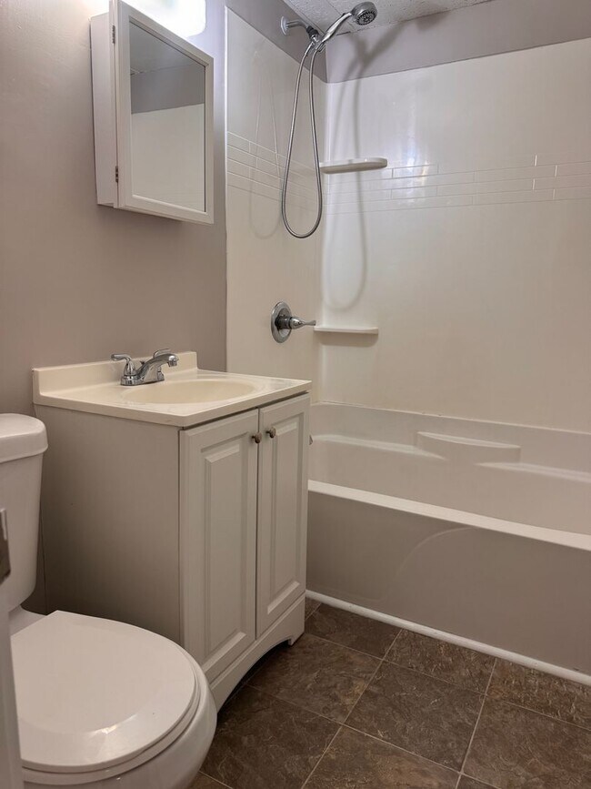 Foto del edificio - 2 bedroom, 1 bathroom in West Lebanon
