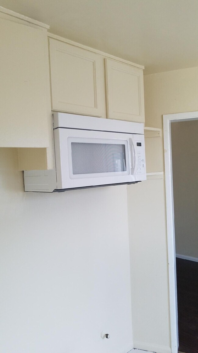 Building Photo - 2075 N Raymond Ave