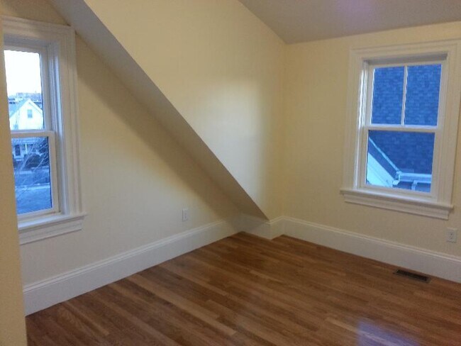 Building Photo - 84 Linden St