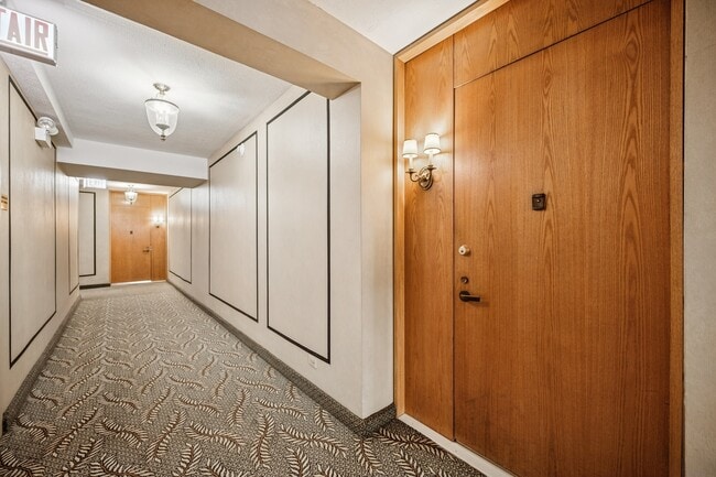 Building Photo - 40 E Delaware Pl