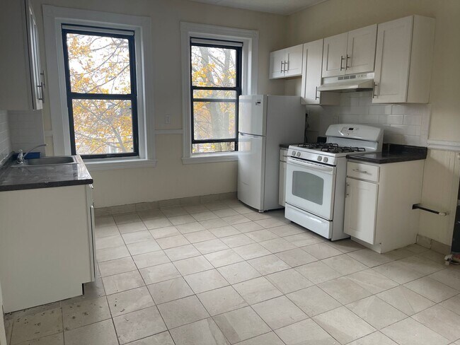 Foto del edificio - Available now or Dec, Jan MASSIVE TOP FLOOR 1 bed in Pacakrds Corner   EASY EASY CHOICE!