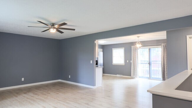 Foto del edificio - Spacious Modern 4 bedroom, 1 Full Ba, 2 Half bath