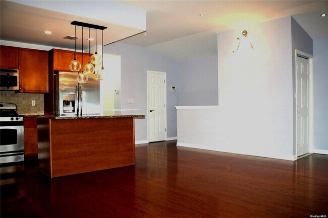 Building Photo - 327-27 Endeavor Pl