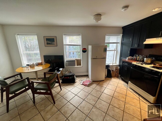 Foto del edificio - Top Floor Townhouse w/ Shared Backyard, Fi...