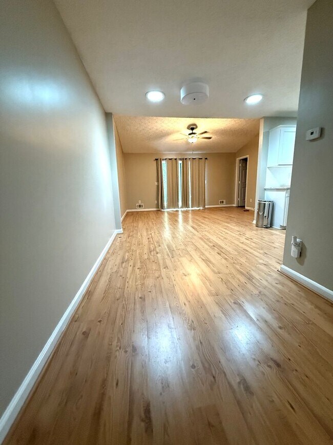 Foto del edificio - 3 Bedroom Townhome located walking distance to Downtown Woodstock!