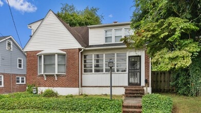 Building Photo - 16 Boxwood Rd